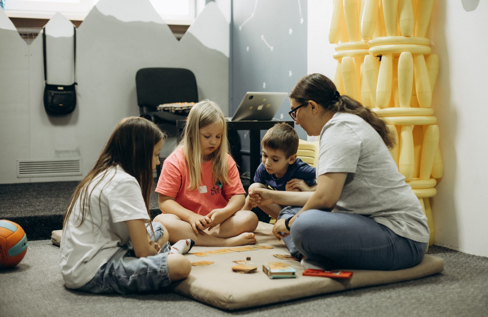 Що роблять діти під час служіння